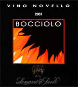 "Bocciolo vino tinto Novello"- vins primeurs I.G.T. "Salento" Grapes: 60% Negroamaro - 40% Montepulciano. Los racimos m�s bellos, sanos y maduros, seleccionados en la vi�a, vendemiados y situados en cajas de 20 kg. El aire viene sostituido con anh�drido carb�nico para consentir a las uvas y al vino el proceso de "maceraci�n carb�nica" que dura m�s o menos 8 dias. Fermenta a temperadura controlada en tanques inox. �ptimo vino elegante, frutificado, adapto a todas las comidas... Lomazzi & Sarli productor de Vinos Italianos BUSCAMOS DISTRIBUIDORES AL POR MAYOR