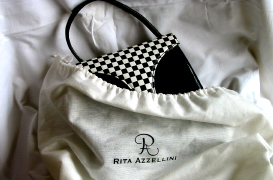 "Rita Azzellini" � la griffe di uno dei top stilisti Italiani di borse in pelle attualmente nel mercato del lusso nel mondo, dall'obbligato passo del tirocinio fino alla stretta collaborazione, a cavallo con il nuovo Secolo, il percorso di Rita si chiude con la definitiva maturazione professionale e, quindi, con la conseguente necessit� di personalizzare le proprie idee con una nuova griffe che porta il suo nome